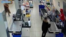 Torino, rapina supermercato e durante fuga si cambia più volte d’abito - Video