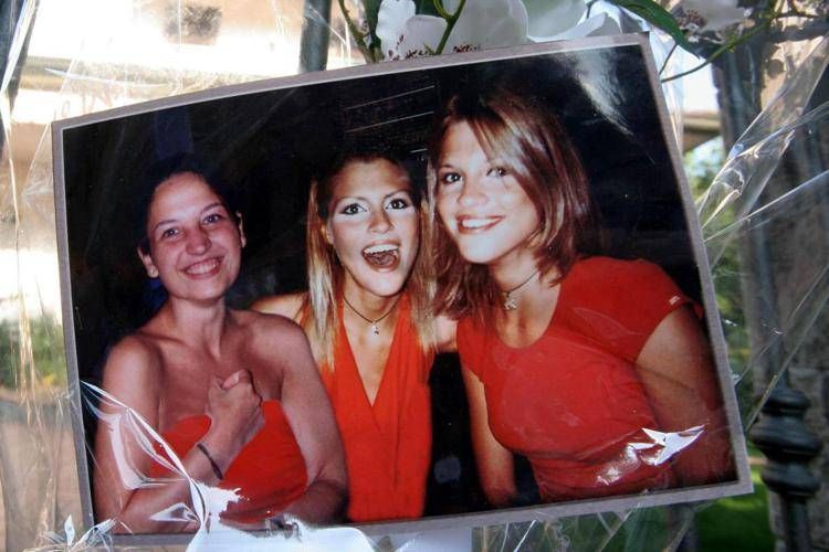 Il fotomontaggio con Stefania e Paola Cappa posato sul cancello della villetta di Garlasco teatro del delitto di Chiara Poggi  - Fotogramma /Ipa