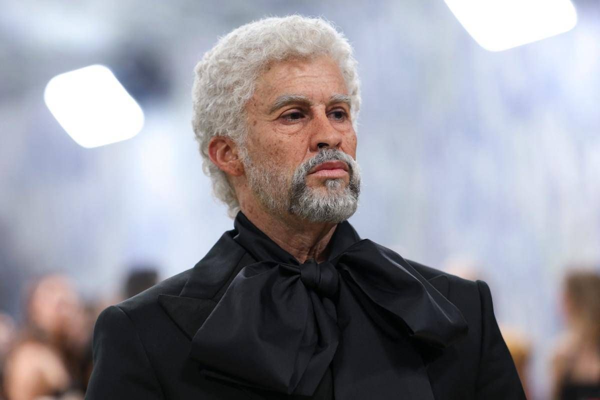 Bastone e capelli bianchi, Bad Bunny arriva al Met Gala con 50 anni in più