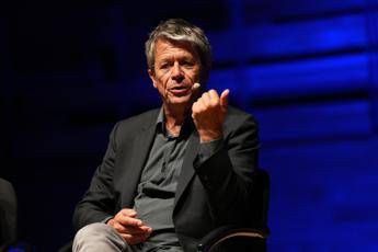 Emmanuel Carrère al Teatro Dal Verme di Milano (Ipa/Fotogramma)