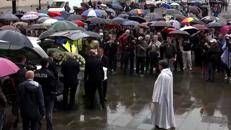 Zanardi, il lungo applauso all'arrivo del feretro in basilica a Padova - Video