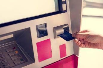 Prelievo a uno sportello bancomat ()