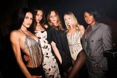 Amelia Gray, Yasmin Wijnaldum, Stella McCartney, Lila Moss e Janelle Monáe al party di lancio della collezione a New York