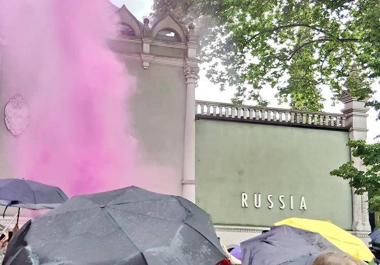 La protesta delle Pussy Riot al padiglione russo - (Ipa)