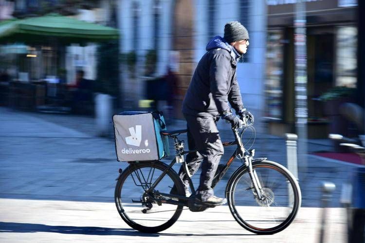 Rider, istruttoria Antitrust su Glovo e Deliveroo per info ingannevoli
