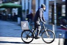 Rider, istruttoria Antitrust su Glovo e Deliveroo per info ingannevoli