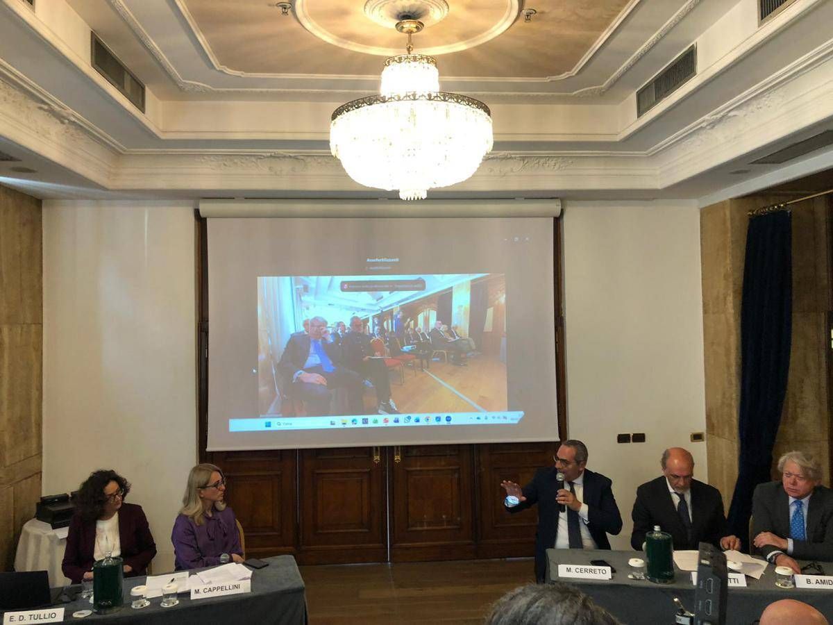 https://www.adnkronos.com/resources/02a5-208f5e87c669-be413560584e-1000/format/huge/assofertilizzanti_discussione_comm.jpeg