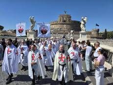 Roma si ferma davanti ai Templari: corteo silenzioso dal Colosseo alla Basilica di San Vitale