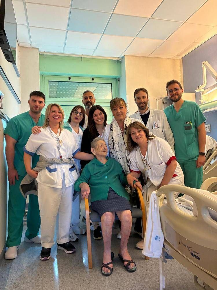 Operata a 102 anni al Policlinico Tor Vergata di Roma, in piedi dopo 2 giorni