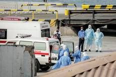 Personale sanitario che è intervenuto sulla nave da crociera Mv Hondius (Afp)