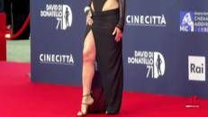 David di Donatello 2026, Arisa conquista il red carpet tra trasparenze e spacchi audaci - Video