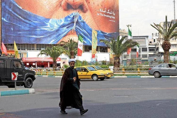 Cartellone pubblicitario a Teheran sullo stretto di Hormuz chiuso - (Afp)