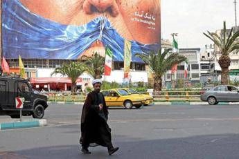Cartellone pubblicitario a Teheran sullo stretto di Hormuz chiuso - (Afp)