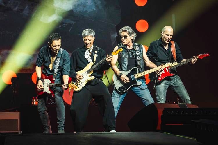 Ligabue con la band sul palco dell'Unipol Dome di Milano (foto Francesco Prandoni)