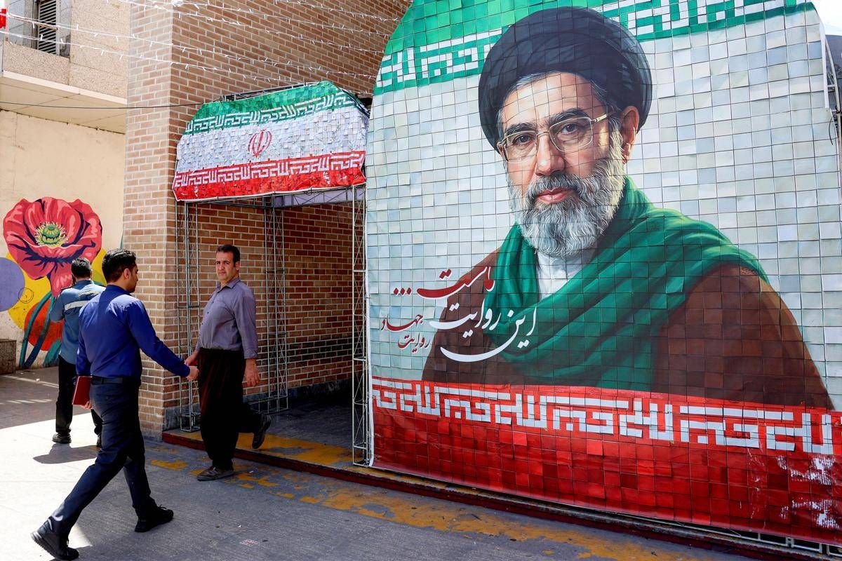 https://www.adnkronos.com/resources/02a5-2090cc83b425-179cf76d7b8d-1000/format/huge/iran_murales_afp.jpeg