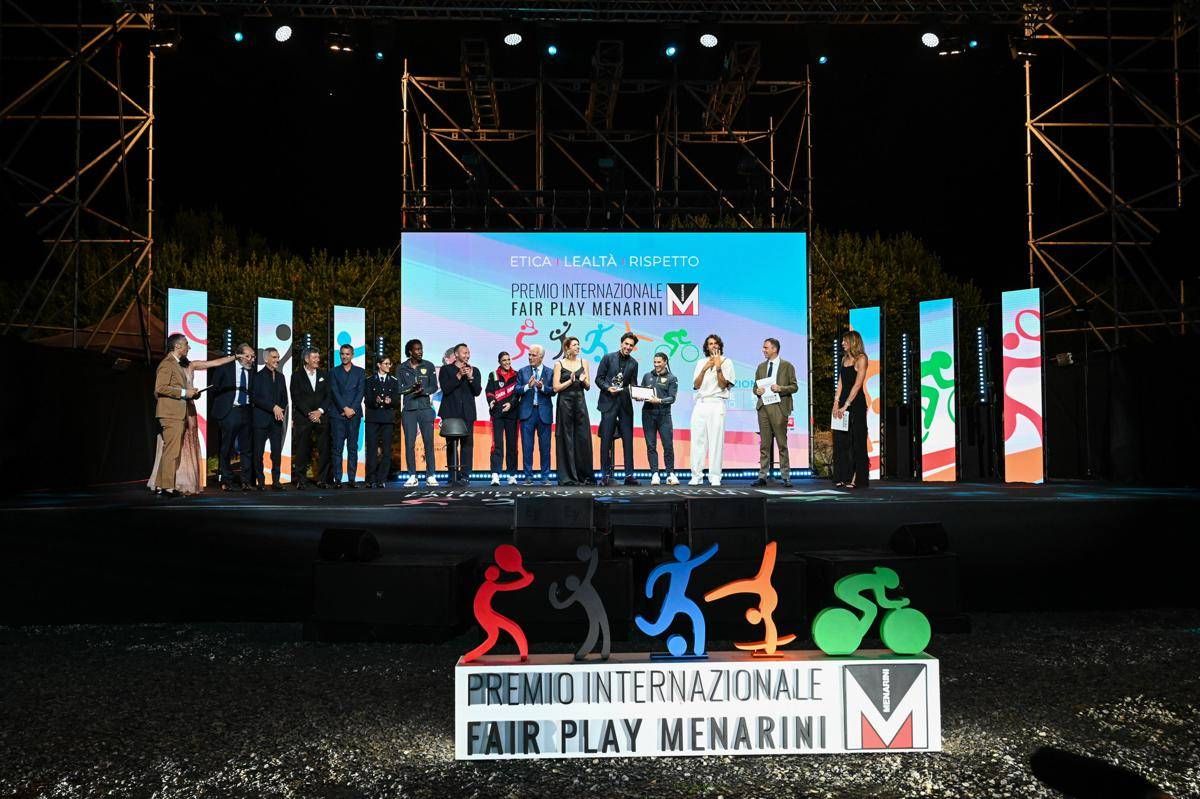https://www.adnkronos.com/resources/02a5-2091a8a49c0d-a8ee8164689e-1000/format/huge/premio-fairplaymenarini-premiazione_2025.jpeg