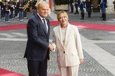 Giorgia Meloni e Donald Tusk - (Ipa)