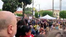 Papa a Pompei, il passaggio tra gli applausi nella piazza del santuario - Video