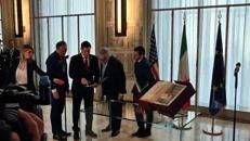 Rubio da Tajani, l'omaggio al Segretario di Stato Usa è il suo albero genealogico - Video