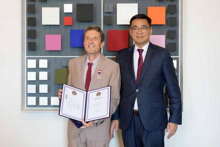 Pietrangelo Buttafuoco riceve medaglia dalla Mongolia