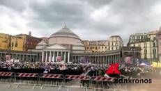 Napoli, in attesa di Papa Leone XIV si canta 