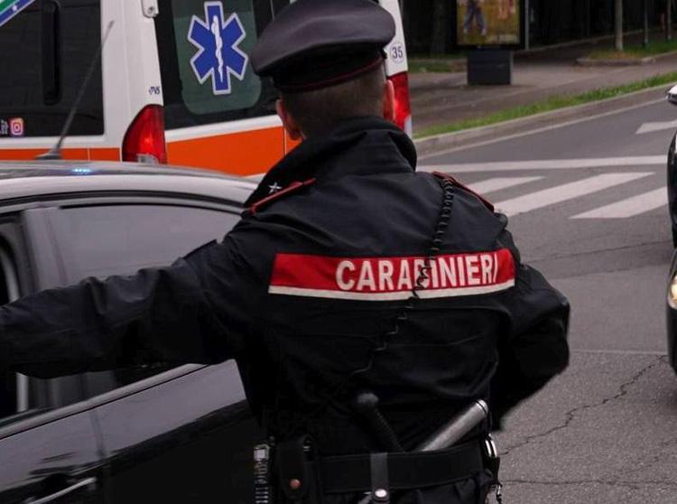 Un'ambulanza e carabinieri - (Ipa)