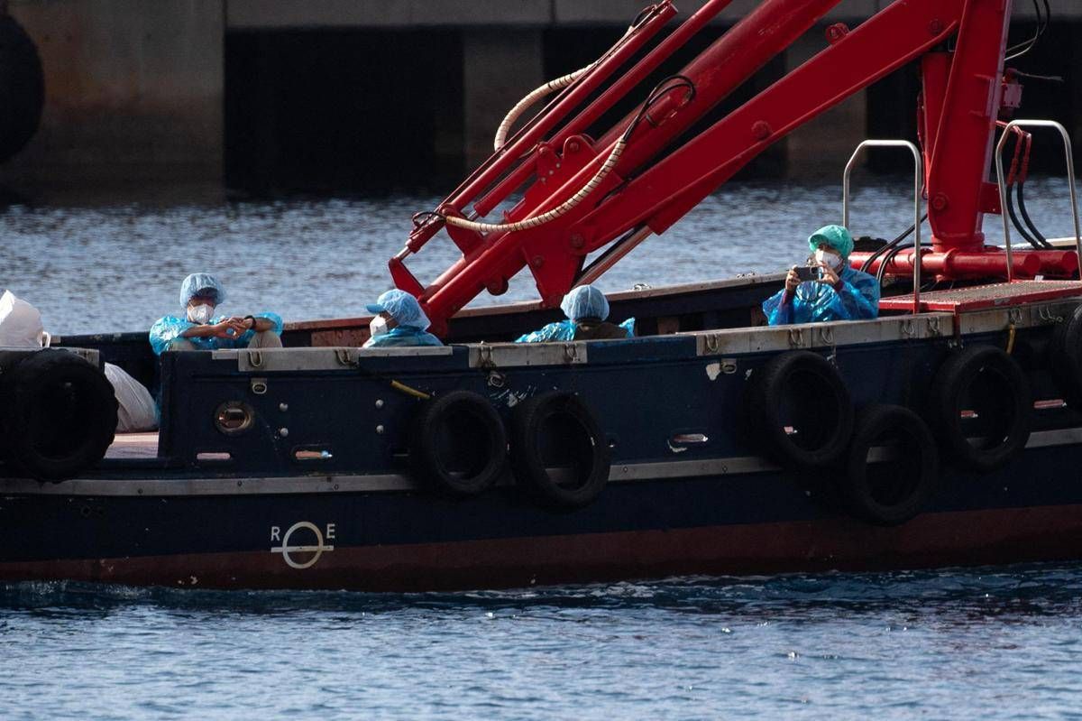 https://www.adnkronos.com/resources/02a5-20972c47784f-5a058c3da980-1000/format/huge/hantavirus_passeggeri_evacuati_tenerife_afp.jpeg