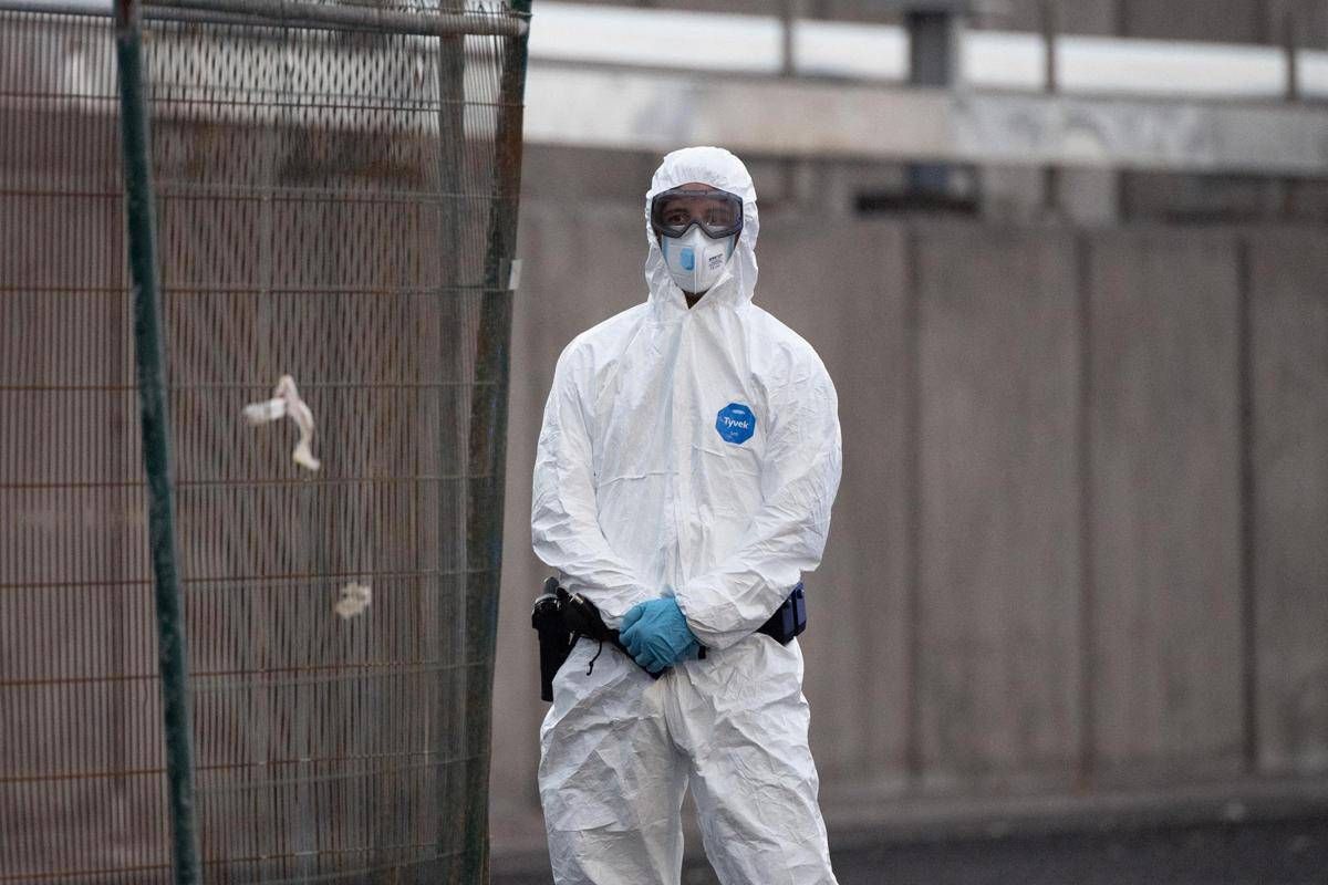 https://www.adnkronos.com/resources/02a5-20973d5ba3ed-1f6b76683cdd-1000/format/huge/hantavirus_mascherina_guardiacivil_tenerife_afp.jpeg