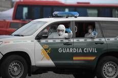 Allerta Hantavirus, sbarco dei passaggeri della nave da crociera Hondius nel porto di Tenerife - Afp