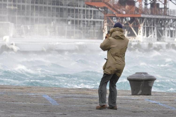 Raffiche di bora a Trieste - (Fotogramma)
