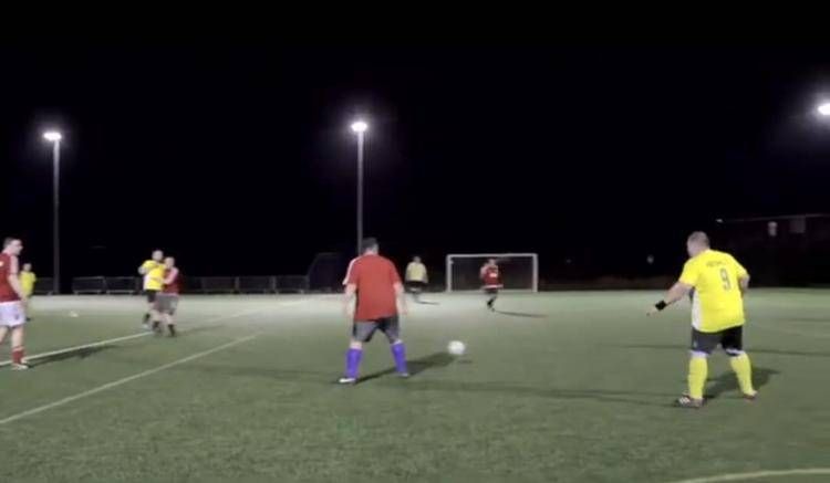 Calcio per obesi - YouTube