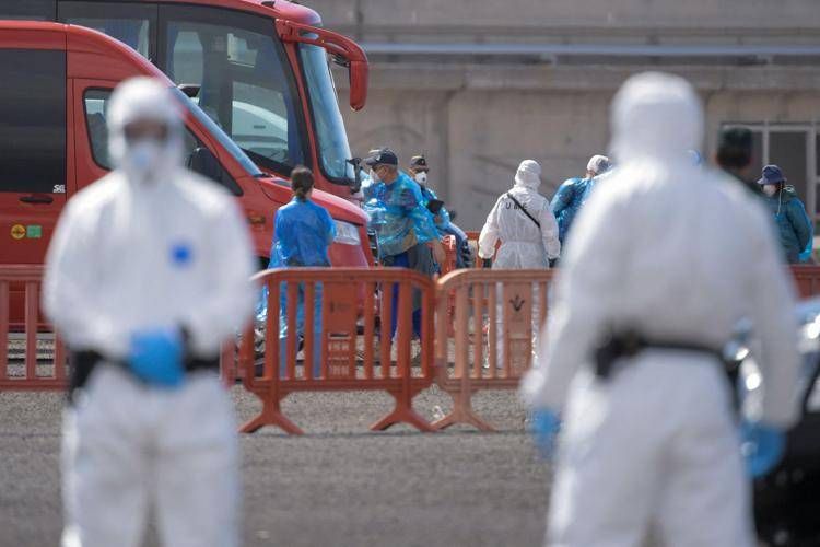 Passeggeri e personale medico con dispositivi di protezionein occasione dell'evacuazione dalla nave da crociera - (Afp)