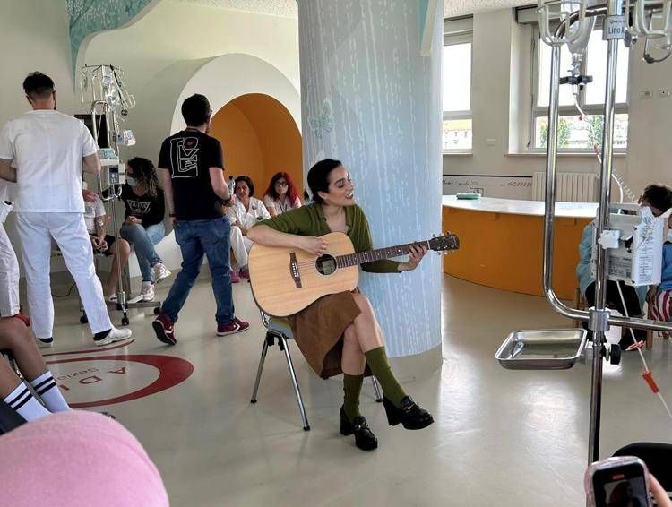 Levante suona e canta con i bimbi del reparto oncologico al Regina Margherita di Torino
