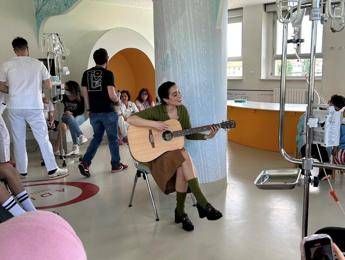 Levante suona e canta con i bimbi del reparto oncologico al Regina Margherita di Torino