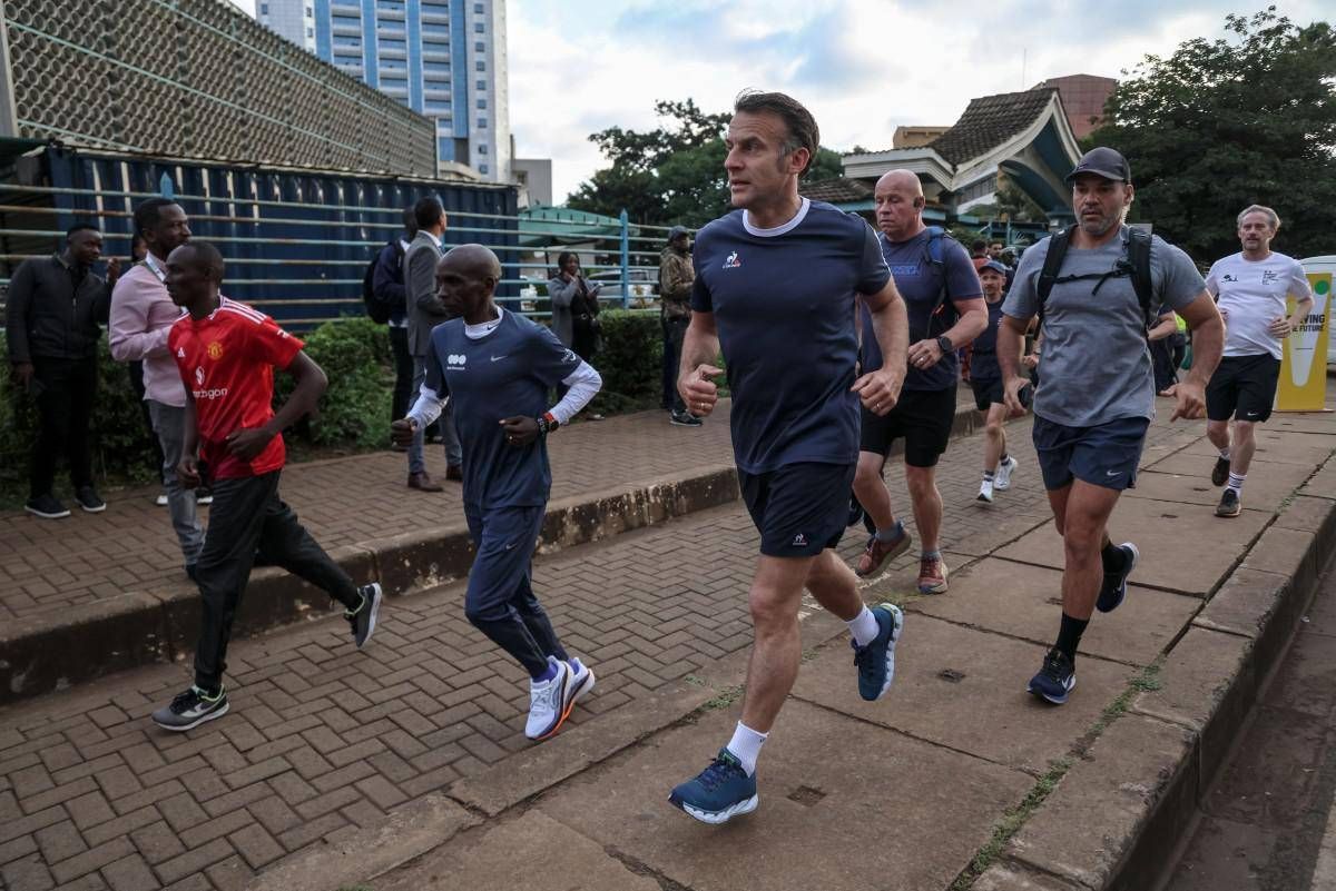 Sorpresa a Nairobi: Macron corre con Kipchoge, leggenda della maratona
