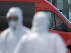 Medici con la tuta per proteggersi dal contagio (Afp)