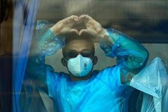 Uno dei passaggeri evacuati dalla nave da crociera Hondius dopo il focolaio da Hantavirus - Afp