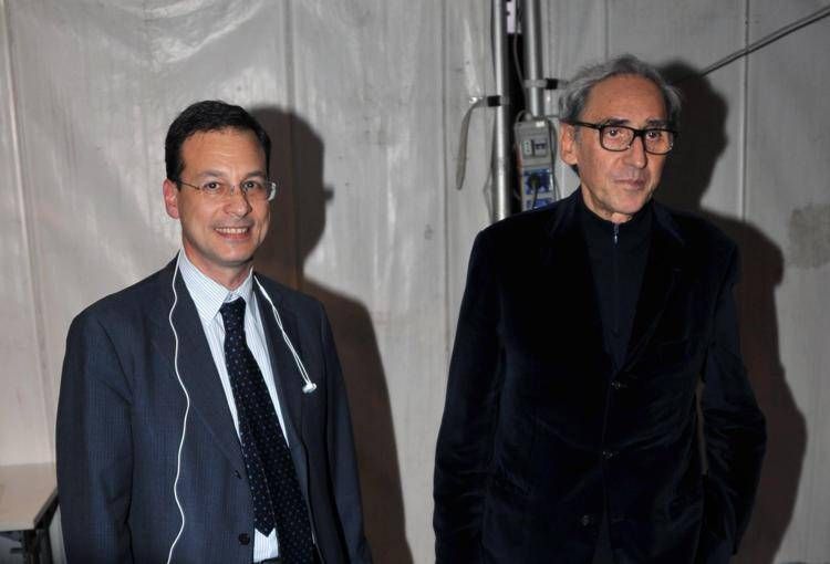 L'eurodeputato del Pd Giuseppe Lupo, a sinistra, ritratto con Franco Battiato, quando era segretario del Pd siciliano  - Fotogramma/Ipa