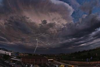 Fulmine Cielo Viola Ftg2 Immagine in aggiornamento
