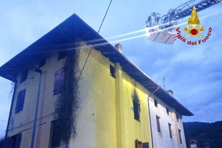L'incendio a Maniagolibero - (Foto dei vigili del fuoco)