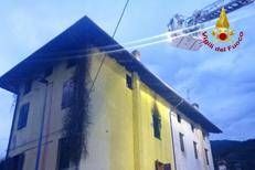 L'incendio a Maniagolibero - (Foto dei vigili del fuoco)