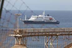 La nave Mv Hondius ancorata al largo di Praia, a Capo Verde  - Fotogramma/Ipa