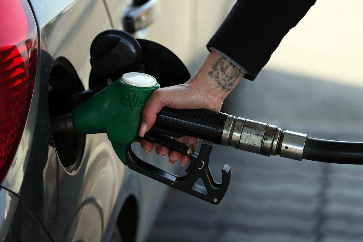 https://www.adnkronos.com/resources/02a5-209f0f418be2-086d978f363c-1000/format/huge/benzina.jpeg