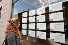  Ragazza guarda offerte di lavoro - FOTOGRAMMA