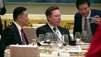 Musk, foto e selfie alla cena Xi-Trump tra smorfie e noia - Video