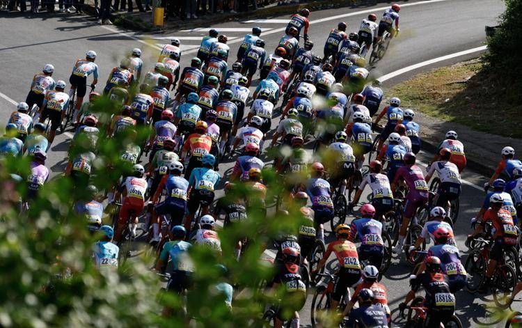 Un momento del Giro d'Italia - (Afp)