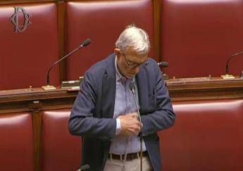 Giachetti si ammanetta al banco della Camera: "Io in Aula finché maggioranza non sblocca Vigilanza Rai"