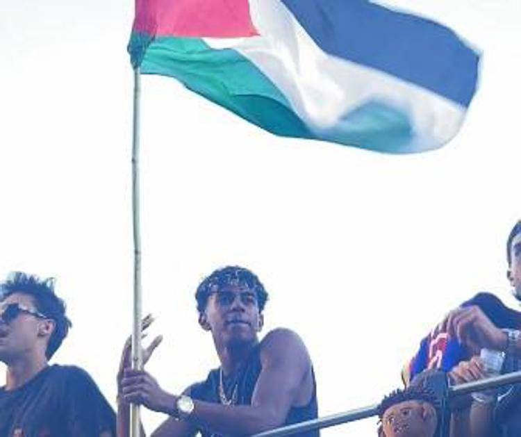 Lamin Yamal con la bandiera palestinese - Da video social 