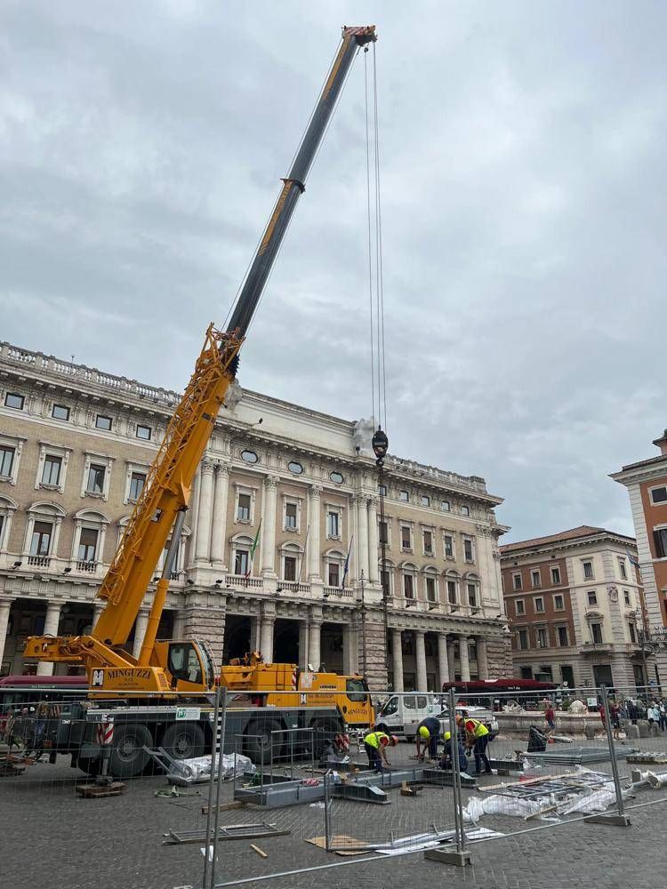 Maxi gru al lavoro, presto tre pennoni a Palazzo Chigi modello Torrino del Quirinale
