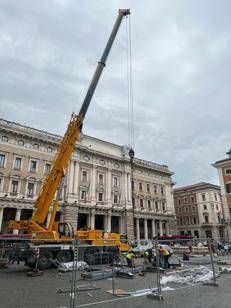 Maxi gru al lavoro, presto tre pennoni a Palazzo Chigi modello Torrino del Quirinale